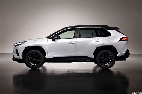 Многообразие местонахождений кода покраски в Toyota Rav 4