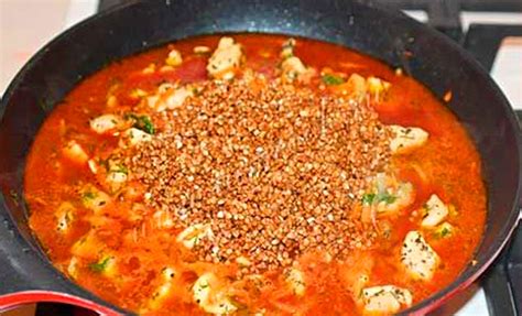 Основные компоненты блюда с пастой и консервированным мясом