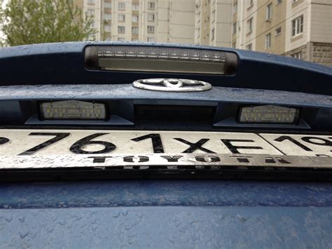 Особенности расположения регистрационного знака на автомобиле Toyota Prius 30