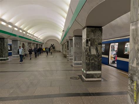 Парковочные площадки вблизи станции метро «Приморская»