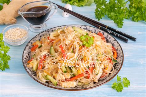 Какую пользу приносит организму блюдо из фунчозы с овощами и курицей