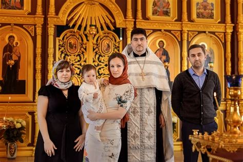 Крестный для девочки: нужность и значения