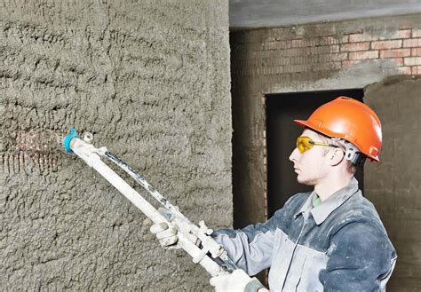 Плюсы и минусы нанесения штукатурки валиком на стены