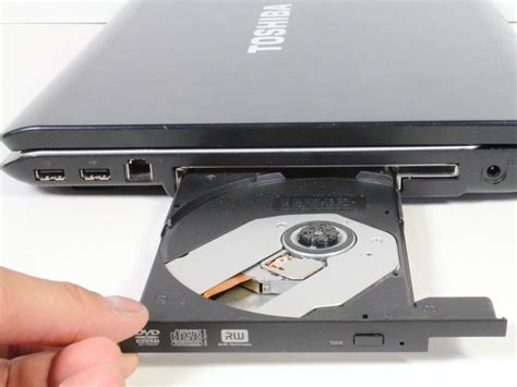 Получите доступ к трекам и фильмам: вставьте DVD диск в ноутбук за 3 простых шага