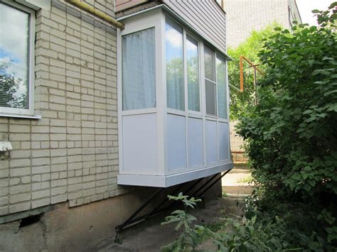 Установка балкона на первом этаже: правила и особенности
